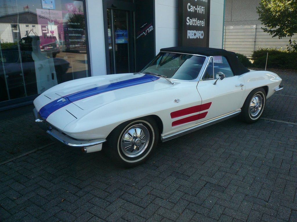 Corvette C2 Sting Ray, Verdeckbezug in Sonnenland Stoff schwarz geliefert und montiert.