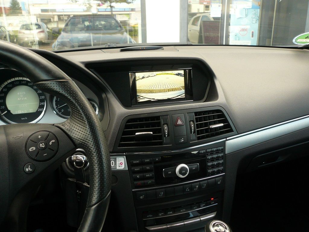 Alpine Multiview Front- und Rückfahrkamera nachgerüstet und auf das Original Mercedes Command adaptiert .