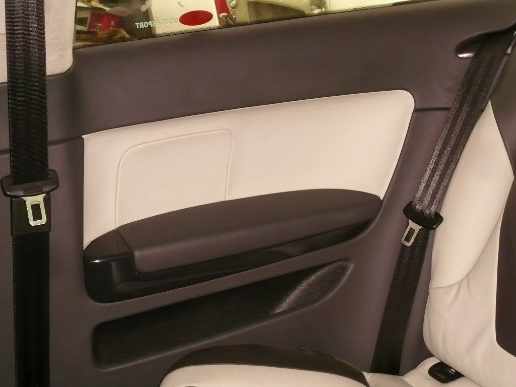 Türverkleidungen und Seitenteile hinten in zweifarbigem Leder neu bezogen.