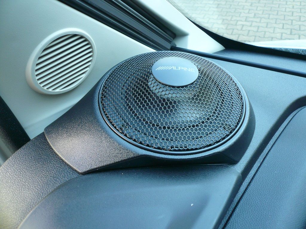 Im aktuellen Ducato 8 haben wir folgende Alpine Produkte nachgerüstet:
Alpine X903D-DU8 Navigation, Rückfahrkamera HCE-C2100RD, Frontkamera HCE-C2600FD, Abwasserkamera HCE-C1100, SPC-R100DU Radial-Lautsprecher, SWC-D84S Subwoofer mit SWA-150KIT Verstärker.
Gegen Diebstahl haben wir die Thitronik Alarmanlage WiPro III safe.lock nachgerüstet.