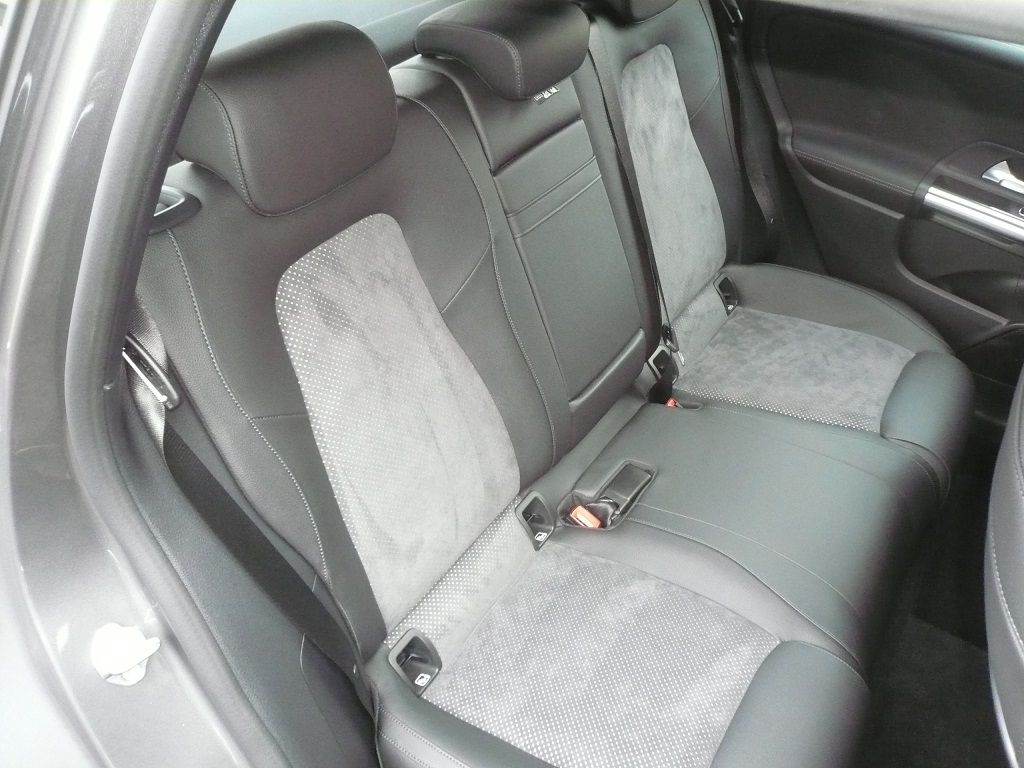 Mercedes B-Klasse 2019er, Sitzinnenteile in Alcantara Starline neu bezogen.
