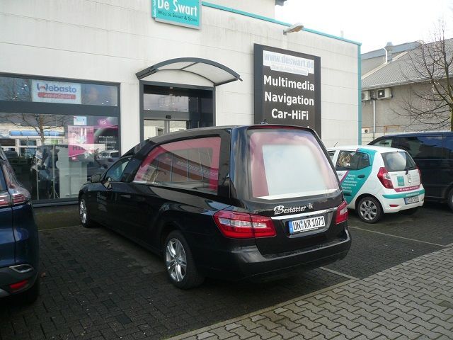 Mercedes E-Klasse W212 auf Doppel-DIN umgebaut und Kenwood Navigation DNX-8180DABS mit Rückfahrkamera nachgerüstet.