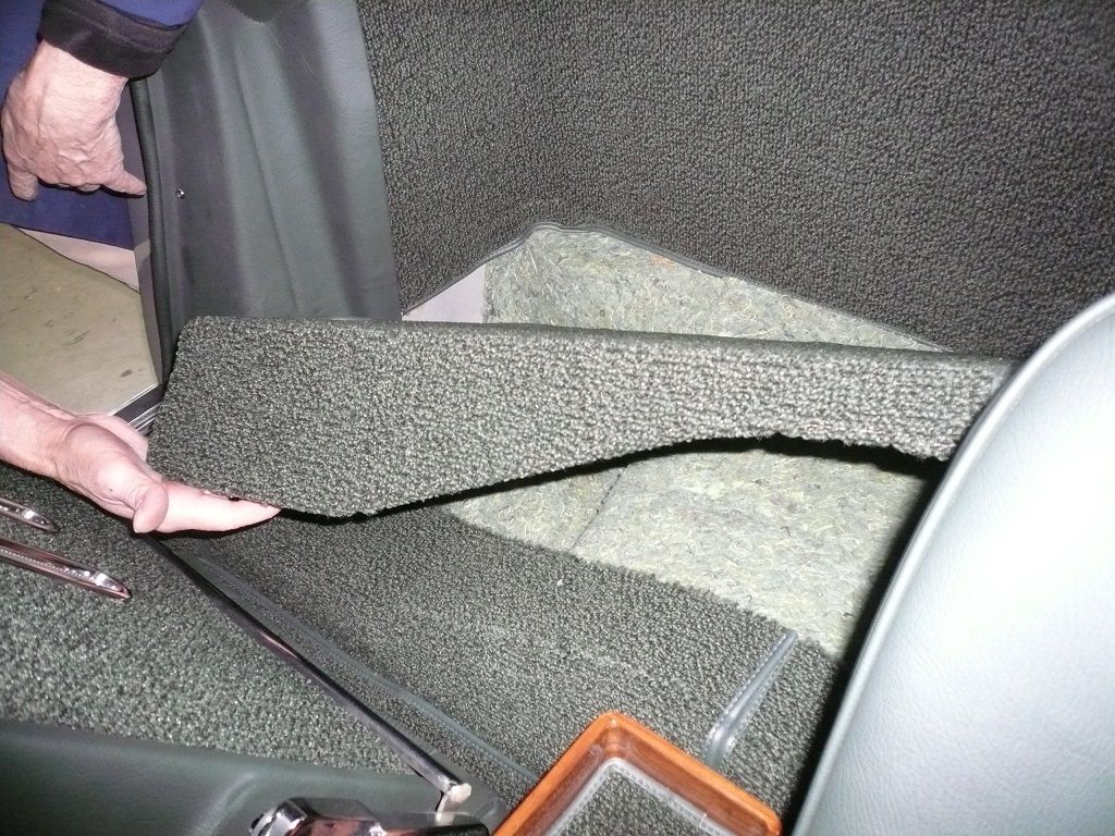 Pagode komplette Innenausstattung und Teppich neu angefertigt und montiert. Musikanlage mit Subwoofer und Navigation nachgerüstet.