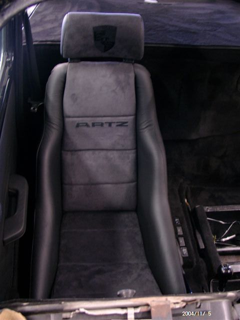 Innenausstattung, Himmel und Teppichgarnitur neu angefertigt und montiert. Musikanlage nachgerüstet.