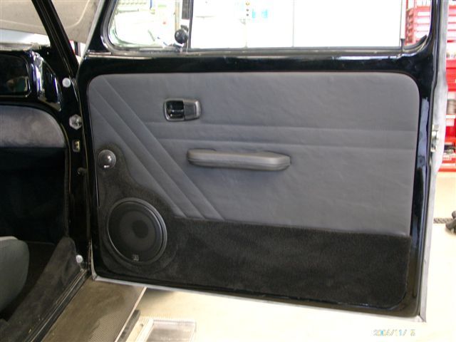 Innenausstattung, Himmel und Teppichgarnitur neu angefertigt und montiert. Musikanlage nachgerüstet.