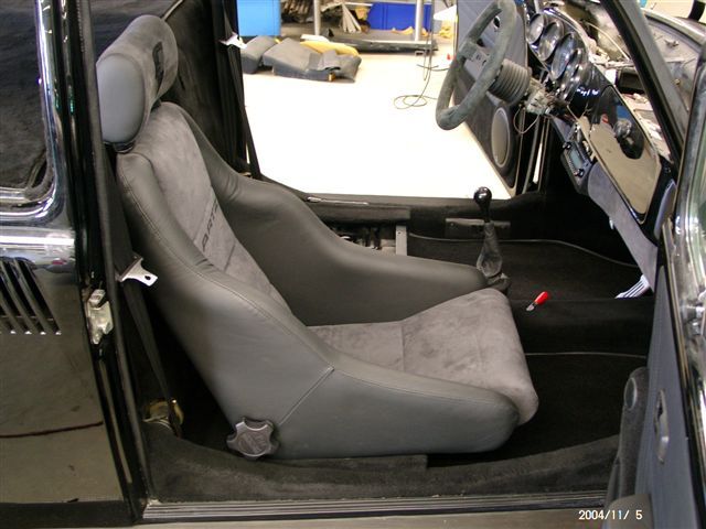 Innenausstattung, Himmel und Teppichgarnitur neu angefertigt und montiert. Musikanlage nachgerüstet.