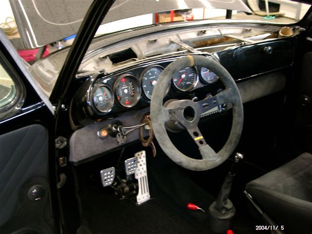 Innenausstattung, Himmel und Teppichgarnitur neu angefertigt und montiert. Musikanlage nachgerüstet.