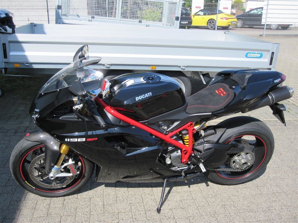 Sitzbank in Alcantara mit roten Nähten neu bezogen.