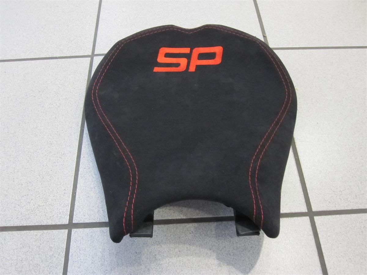 Sitzbank in Alcantara mit roten Nähten neu bezogen.