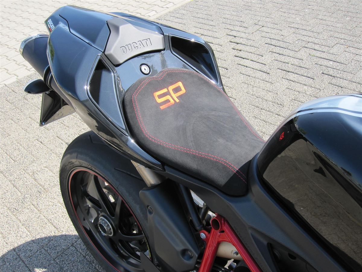 Sitzbank in Alcantara mit roten Nähten neu bezogen.