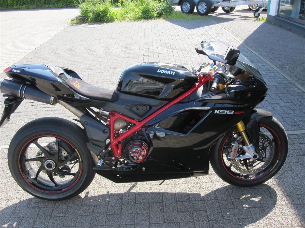 Sitzbank in Alcantara mit roten Nähten neu bezogen.