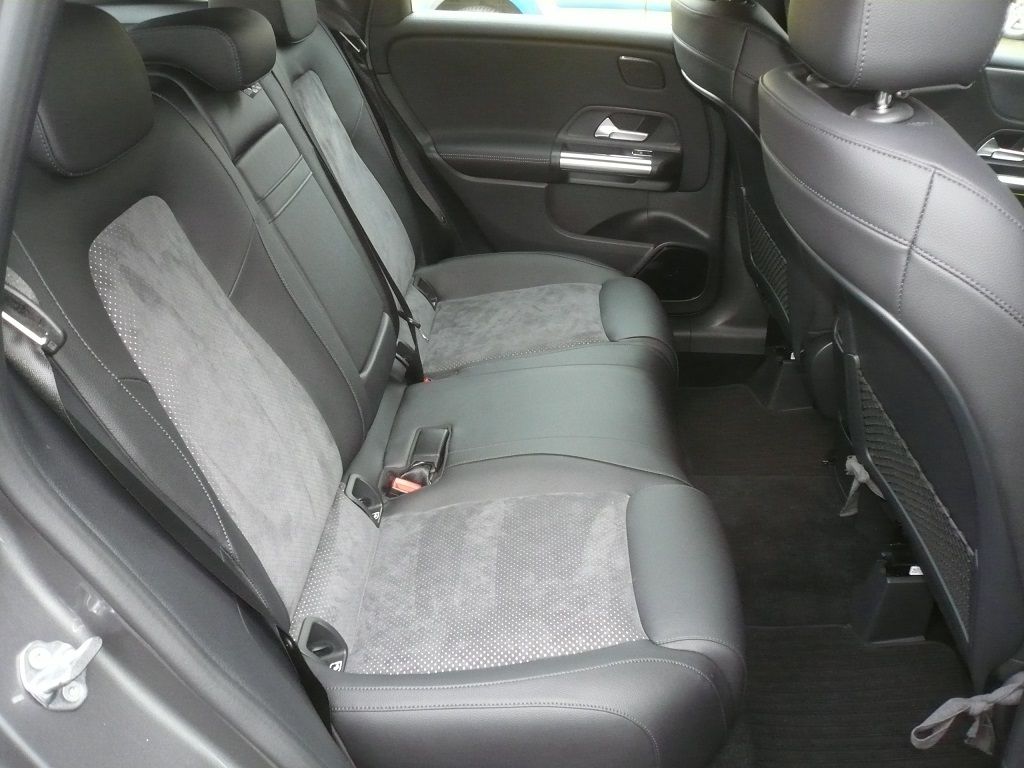 Mercedes B-Klasse 2019er, Sitzinnenteile in Alcantara Starline neu bezogen.