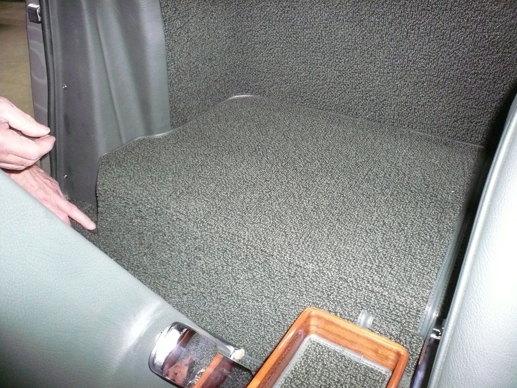 Pagode komplette Innenausstattung und Teppich neu angefertigt und montiert. Musikanlage mit Subwoofer und Navigation nachgerüstet.