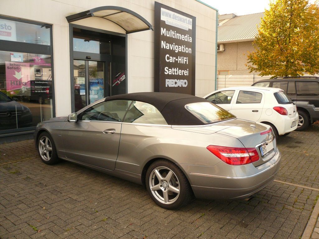 Alpine Multiview Front- und Rückfahrkamera nachgerüstet und auf das Original Mercedes Command adaptiert .