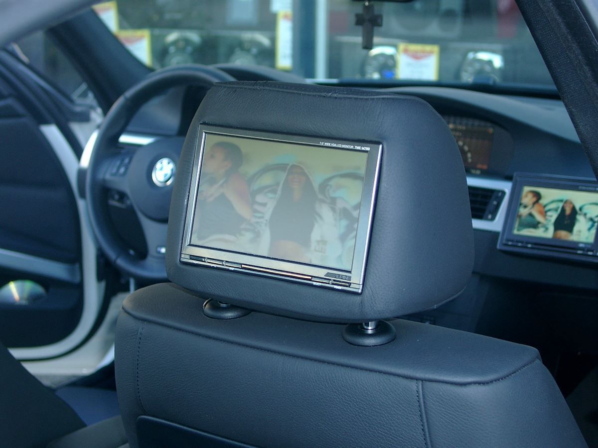 Alpine TME-M780 7zoll Monitor in die Kopfstütze vom 3er BMW E90 eingearbeitet um DVD und DVB-T zu schauen.