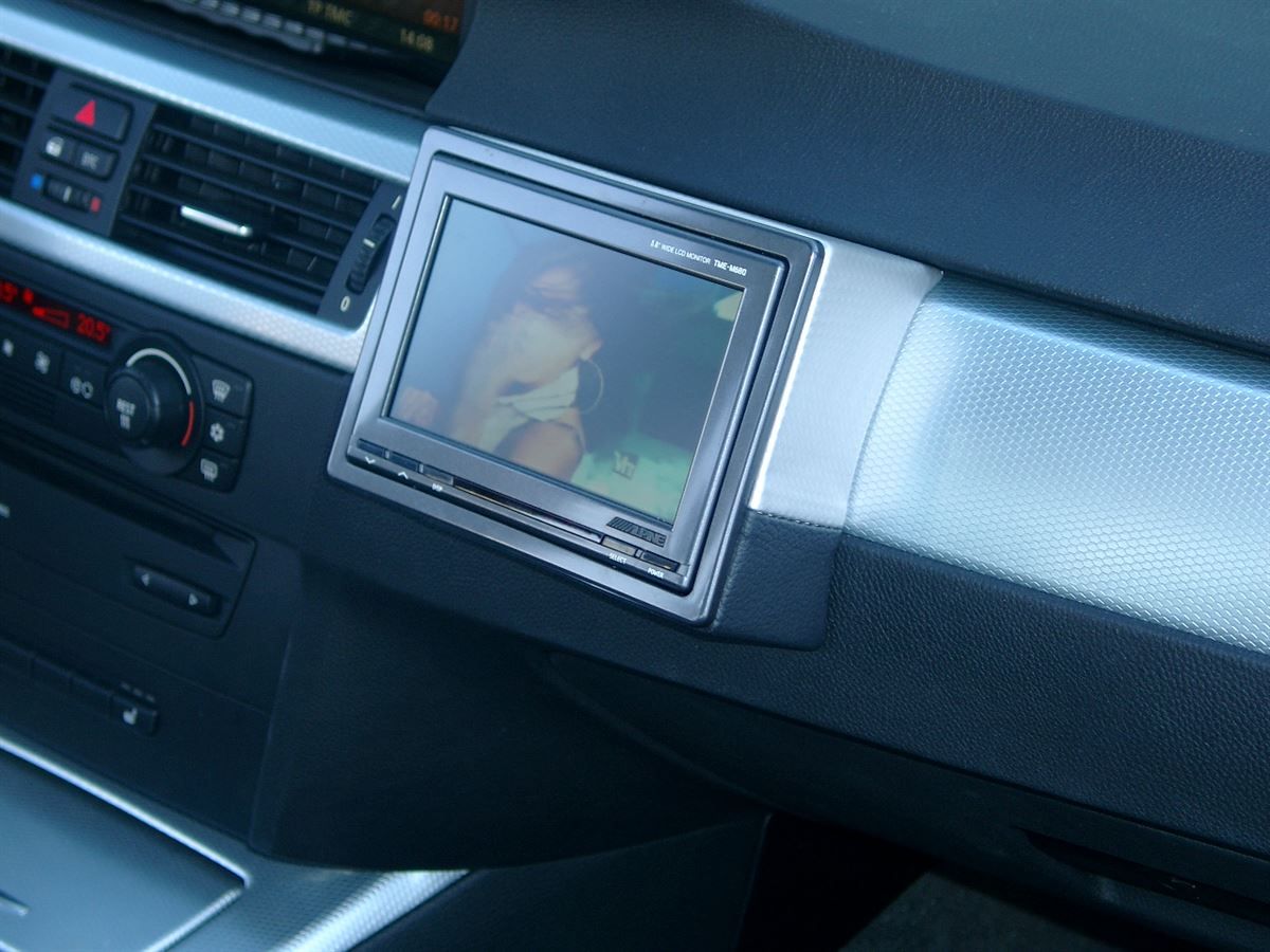 Alpine TME-M680 5,8zoll Monitor am Armaturenbrett vom 3er BMW E90 eingearbeitet um DVD und DVB-T zu schauen.