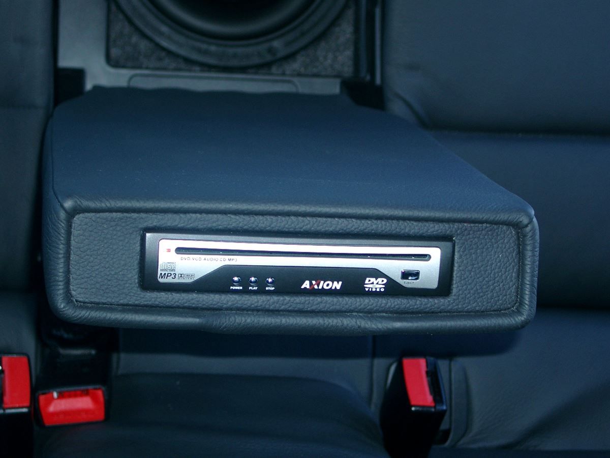 DVD Player in die Armlehne der Rücksitzbank vom 3er BMW E90 eingearbeitet.