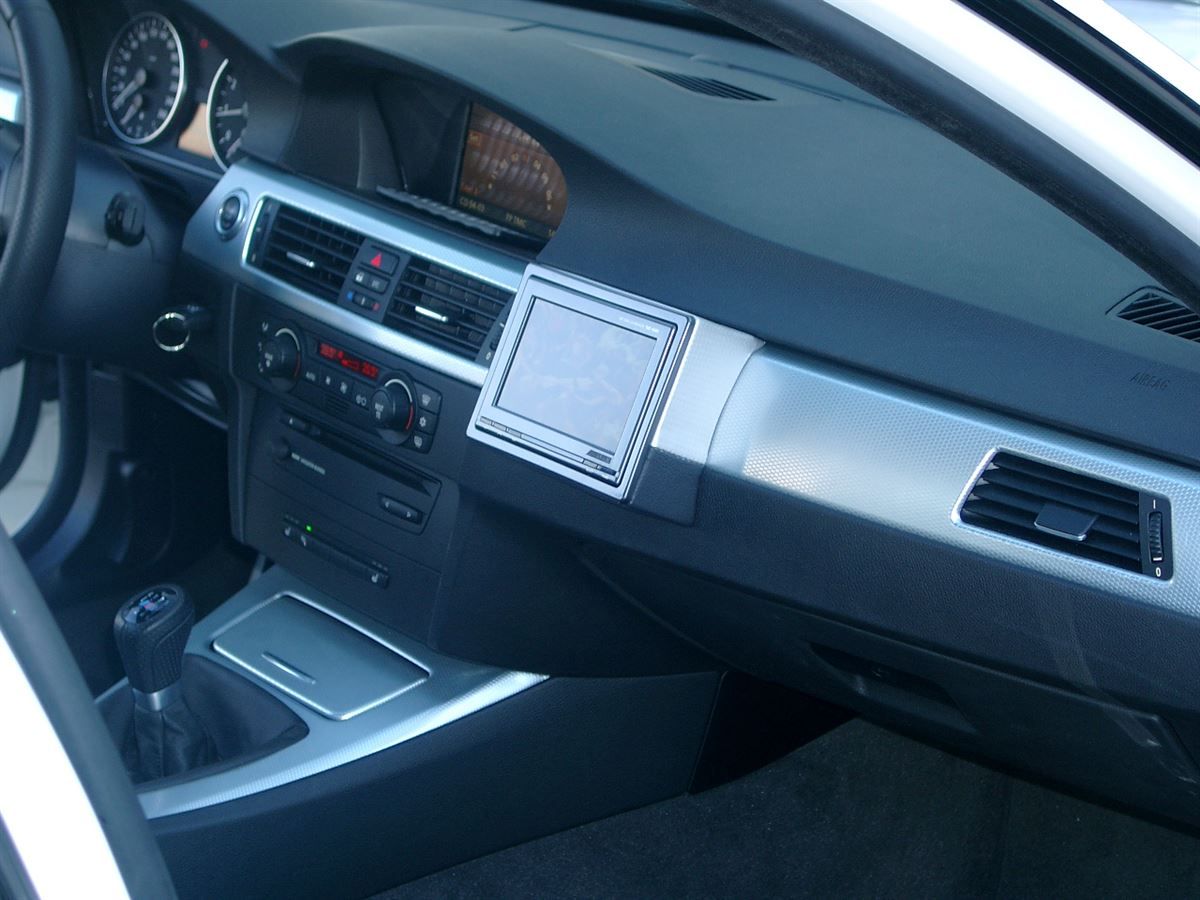 Alpine TME-M680 5,8zoll Monitor am Armaturenbrett vom 3er BMW E90 eingearbeitet um DVD und DVB-T zu schauen.