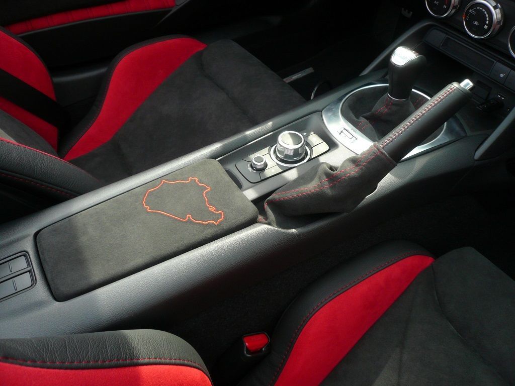 124 Abarth, Recaro Sportster CS in Leder/ALcantara neu bezogen, Türverkleidungen, Teile vom Armaturenbrett, Schaltsack & Handbremssach in Alcantara mit roten Nähten bezogen.