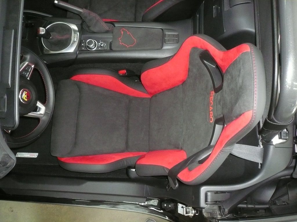 124 Abarth, Recaro Sportster CS in Leder/ALcantara neu bezogen, Türverkleidungen, Teile vom Armaturenbrett, Schaltsack & Handbremssach in Alcantara mit roten Nähten bezogen.