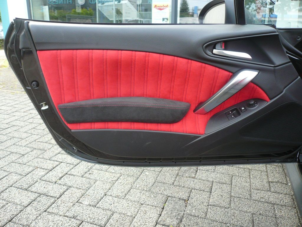 124 Abarth, Recaro Sportster CS in Leder/ALcantara neu bezogen, Türverkleidungen, Teile vom Armaturenbrett, Schaltsack & Handbremssach in Alcantara mit roten Nähten bezogen.