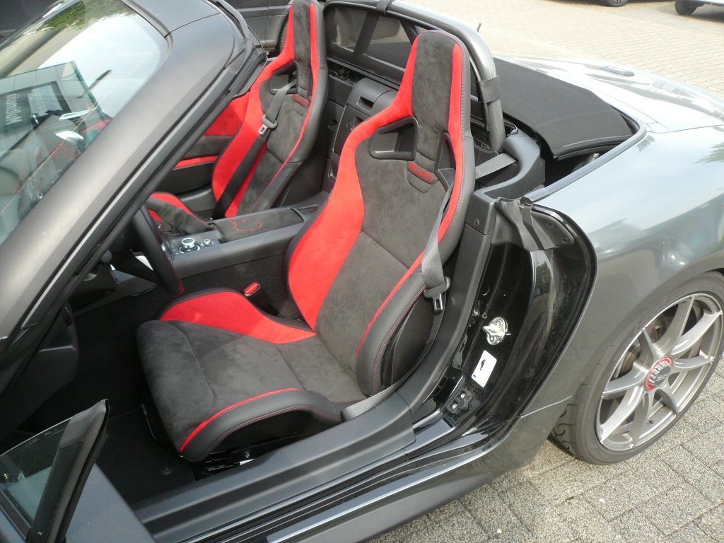 124 Abarth, Recaro Sportster CS in Leder/ALcantara neu bezogen, Türverkleidungen, Teile vom Armaturenbrett, Schaltsack & Handbremssach in Alcantara mit roten Nähten bezogen.