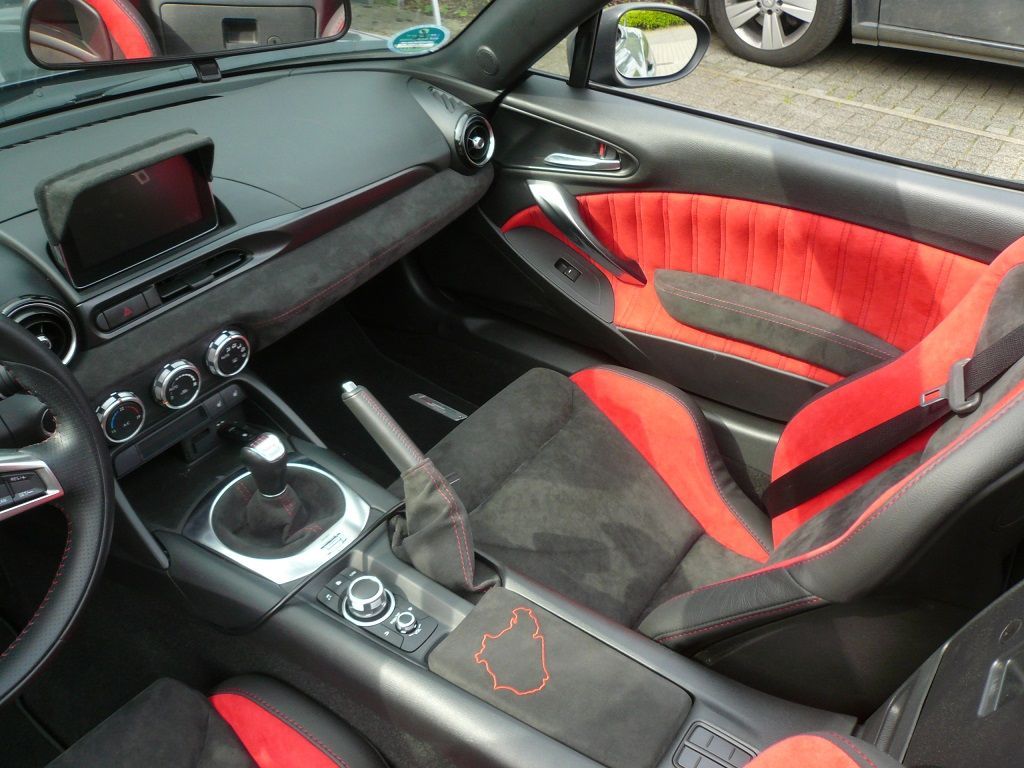 124 Abarth, Recaro Sportster CS in Leder/ALcantara neu bezogen, Türverkleidungen, Teile vom Armaturenbrett, Schaltsack & Handbremssach in Alcantara mit roten Nähten bezogen.