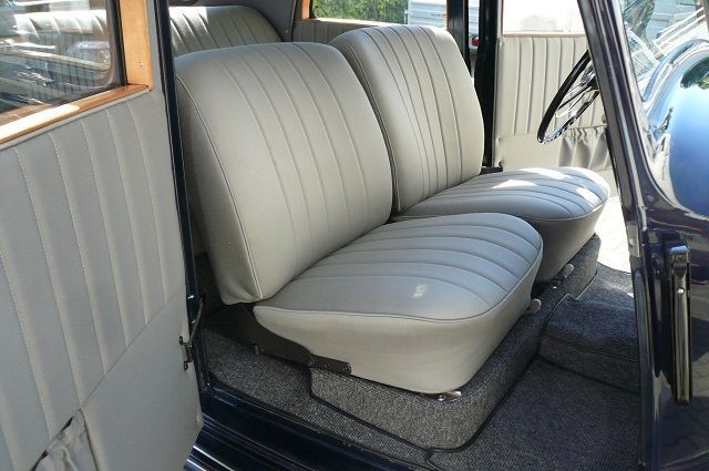 Das Innere eines Autos mit grauen Sitzen und einem Lenkrad