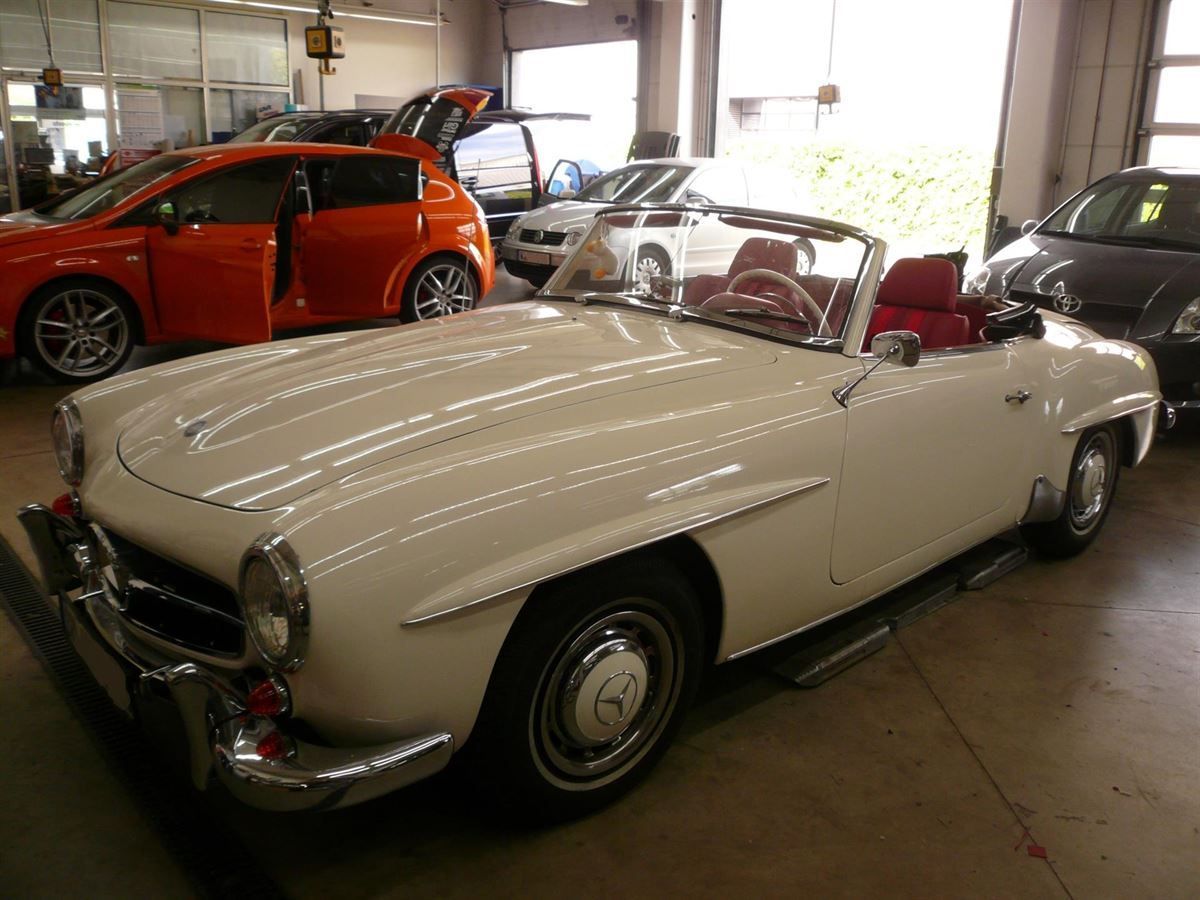 Komplette Innenausstattung & Teppichgarnitur neu angefertigt und montiert.