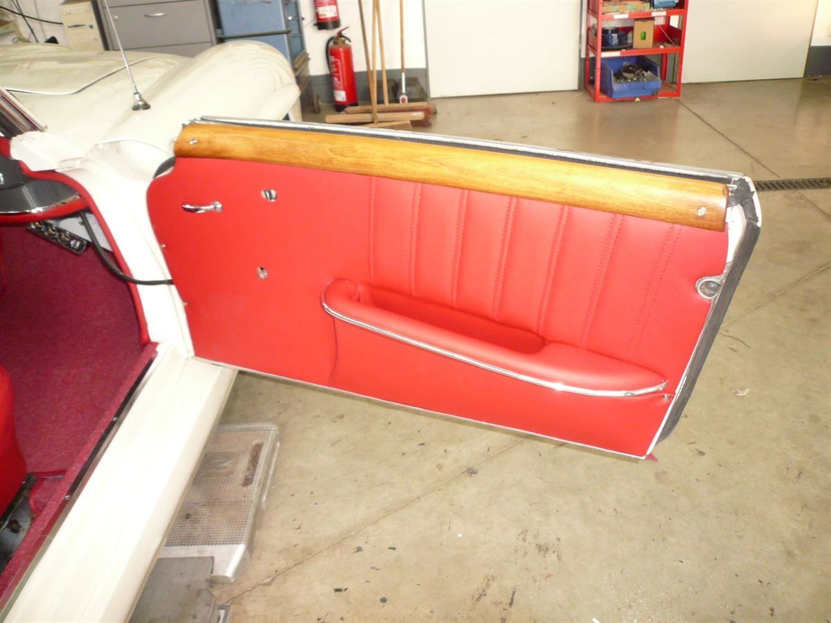 Komplette Innenausstattung & Teppichgarnitur neu angefertigt und montiert.