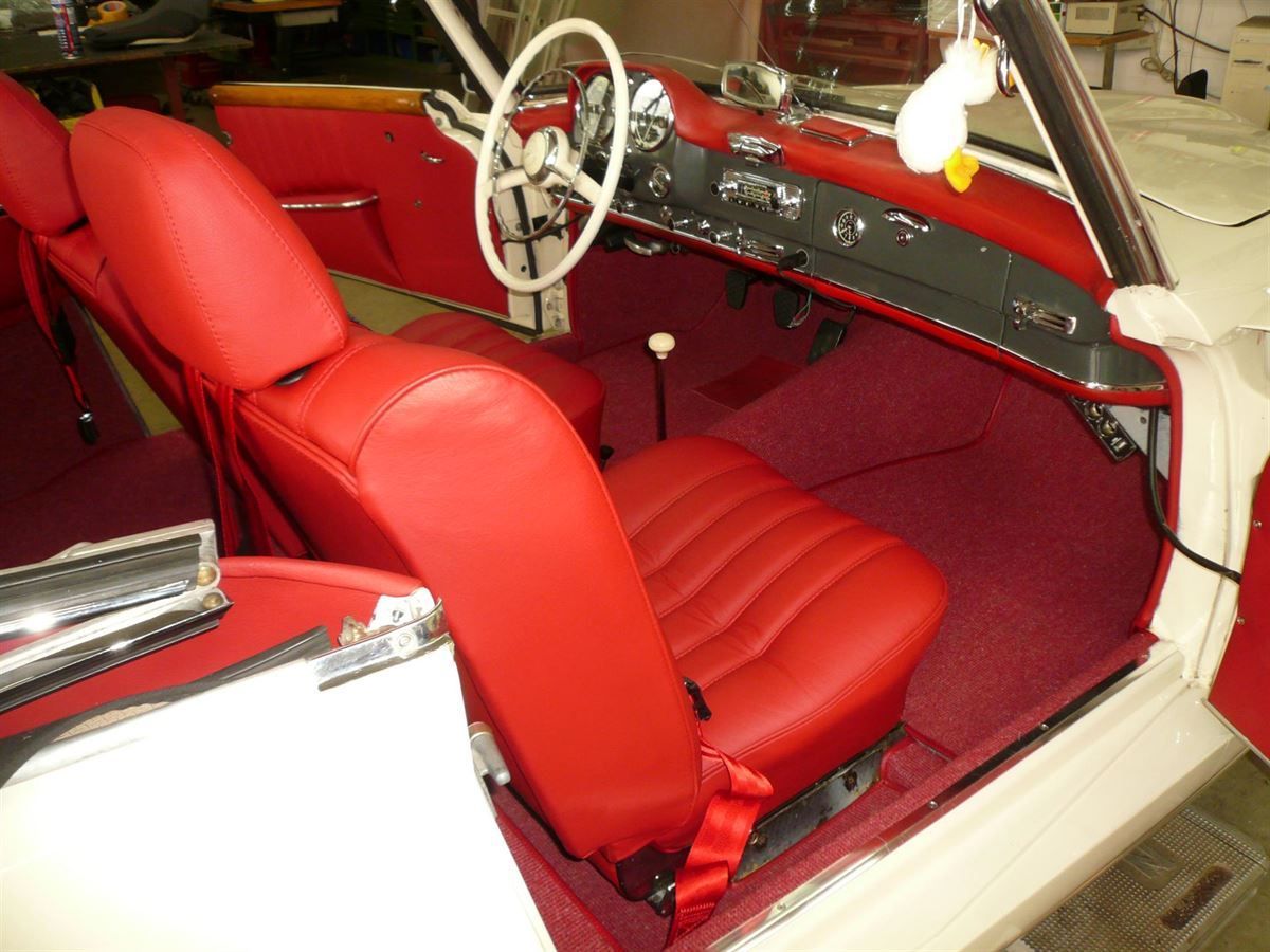 Komplette Innenausstattung & Teppichgarnitur neu angefertigt und montiert.