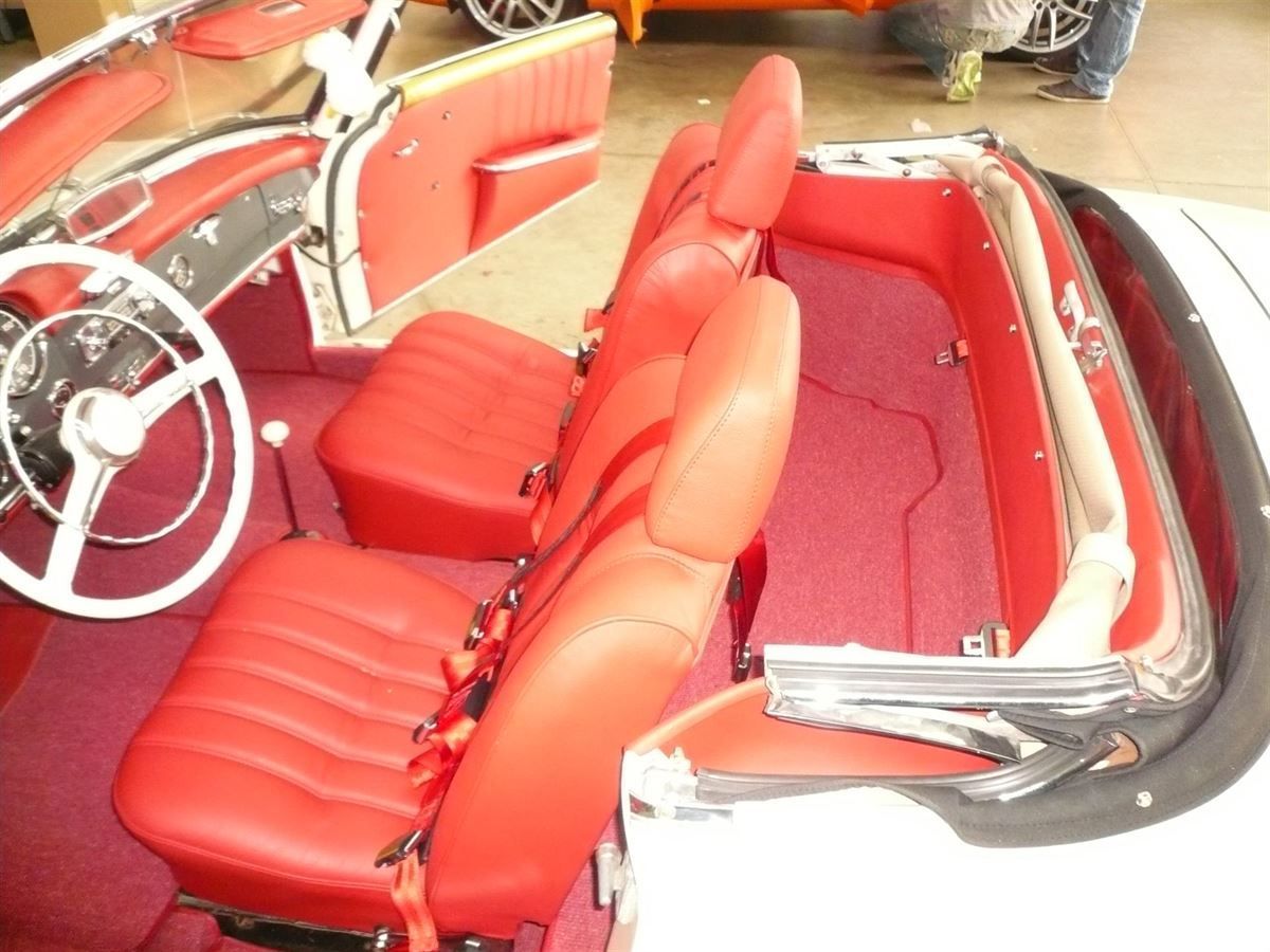 Komplette Innenausstattung & Teppichgarnitur neu angefertigt und montiert.