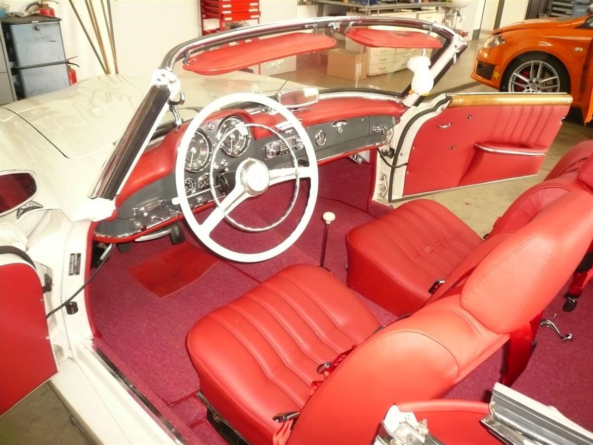 Komplette Innenausstattung & Teppichgarnitur neu angefertigt und montiert.