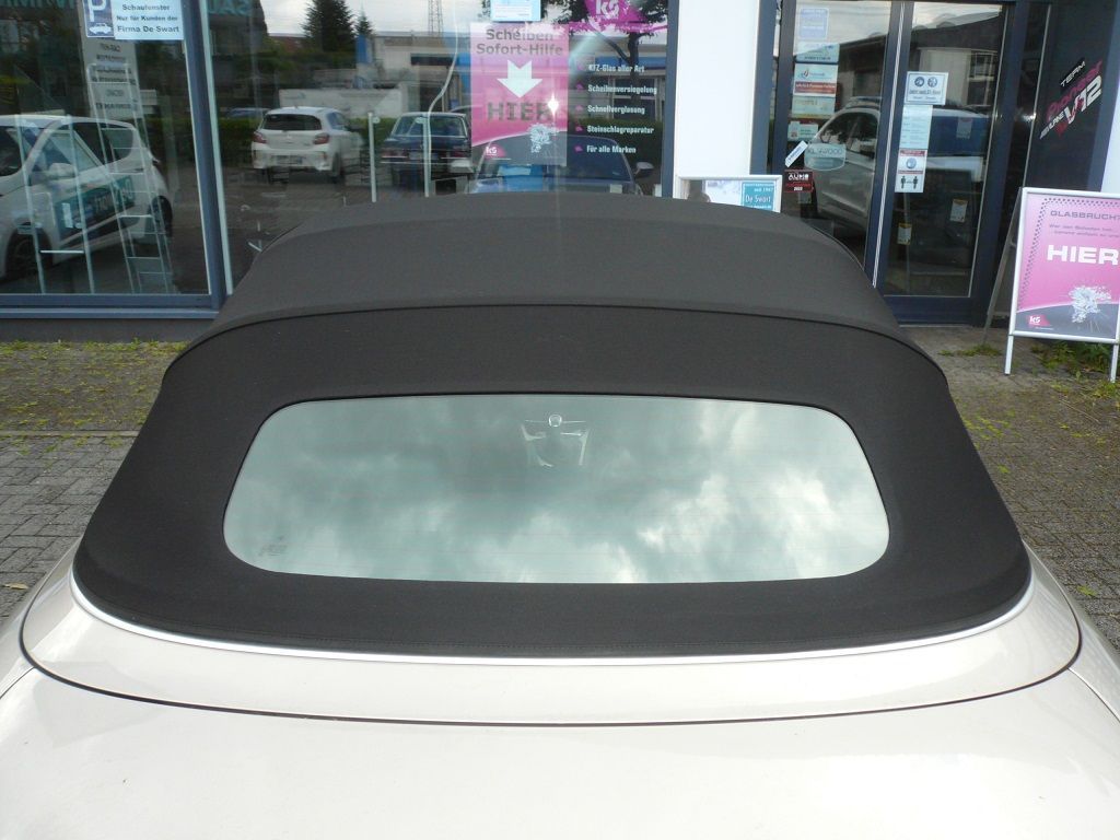 BMW 1er , Verdeckbezug Sonnenland Stoff schwarz geliefert und montiert.