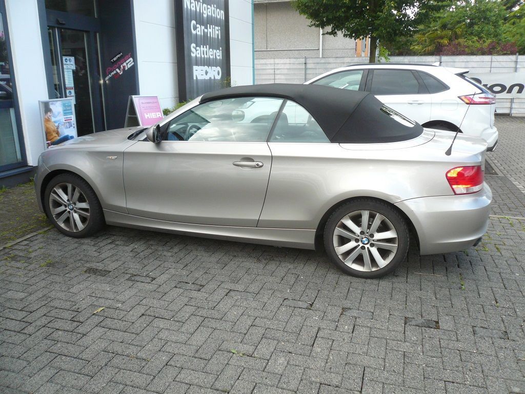 BMW 1er , Verdeckbezug Sonnenland Stoff schwarz geliefert und montiert.