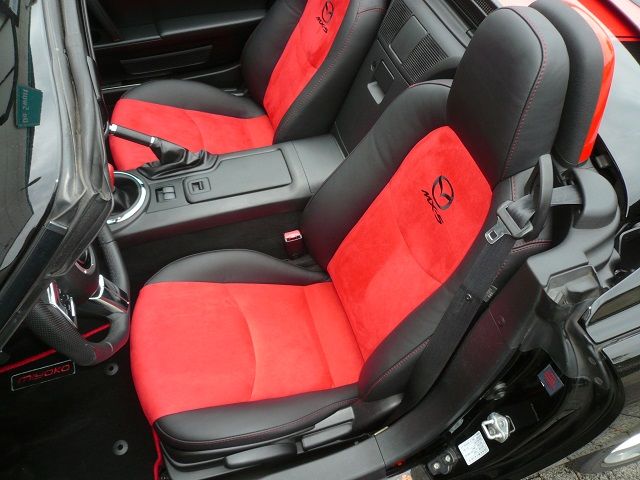 Mazda MX5 Cabrio, beide Vordersitz in Leder schwarz und Alcatara rot neu bezogen.