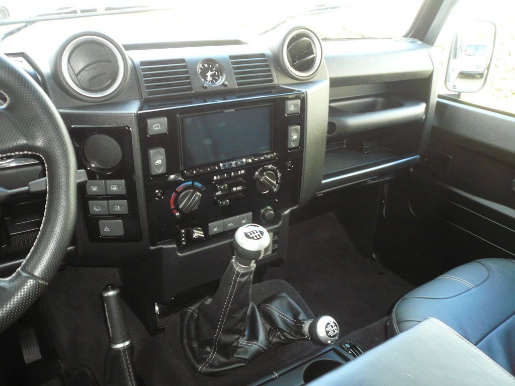 Landrover Defender von 1-DIN auf Doppel-DIN umgebaut. Alpine iLX-705D und Rückfahrkamera von Alpine nachgerüstet.