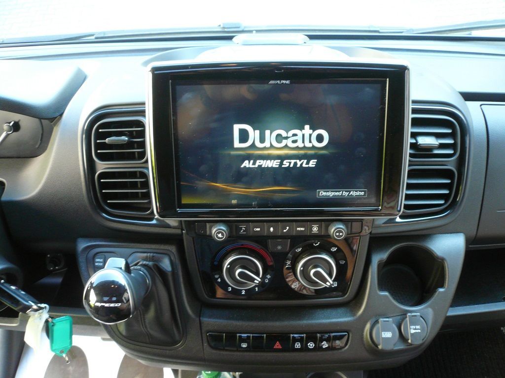 Im aktuellen Ducato 8 haben wir folgende Alpine Produkte nachgerüstet:
Alpine X903D-DU8 Navigation, Rückfahrkamera HCE-C2100RD, Frontkamera HCE-C2600FD, Abwasserkamera HCE-C1100, SPC-R100DU Radial-Lautsprecher, SWC-D84S Subwoofer mit SWA-150KIT Verstärker.
Gegen Diebstahl haben wir die Thitronik Alarmanlage WiPro III safe.lock nachgerüstet.
