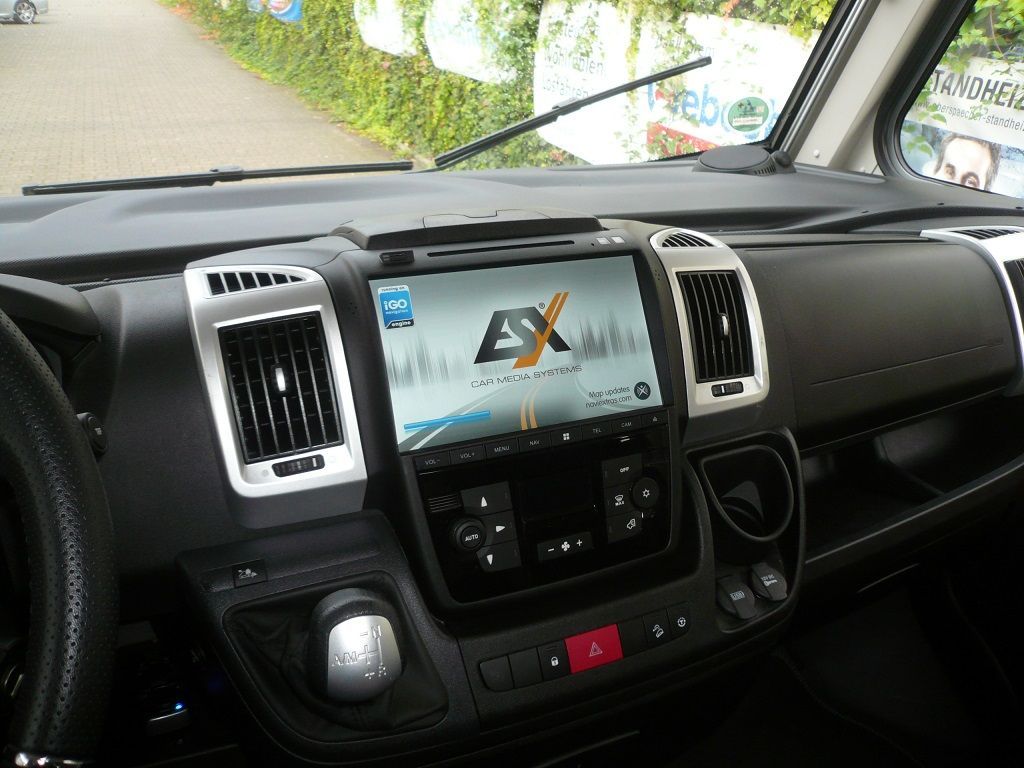 Ein Armaturenbrett mit einem Bildschirm, auf dem „Ex“ steht