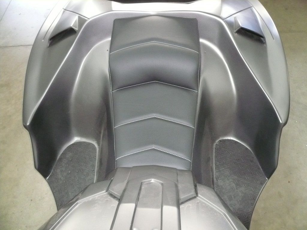 Boss Hoss Aventador Trike. Polsterung für Sitzbank angefertigt und angepasst. Sitzbezug aus Leder neu angefertigt und montiert. Laderaum in schwarzem Teppich bezogen.