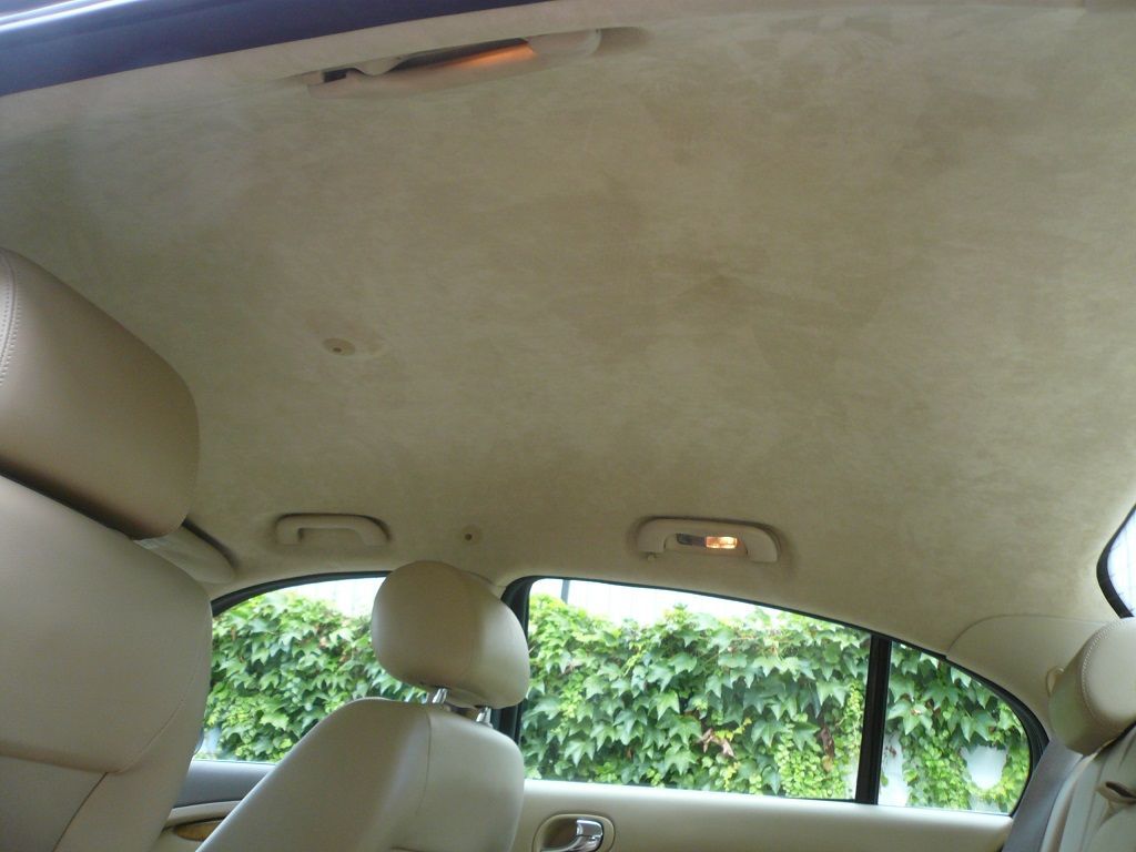 Jaguar S-Type Himmel ausgebaut, Himmel gereinigt und mit Alcantara neu bezogen.