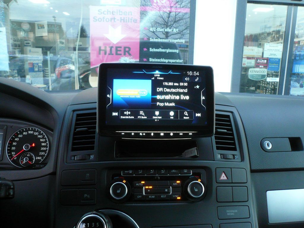 Alpine INE-F904D 9zoll Navigationsgerät im VW T5 Bus nachgerüstet.