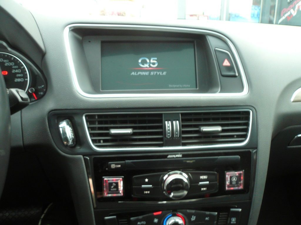 Alpine X703D-Q5 7-Zoll Premium-Infotainment-System für Audi Q5 mit Navigationssystem, Apple CarPlay und Android Auto Unterstützung.