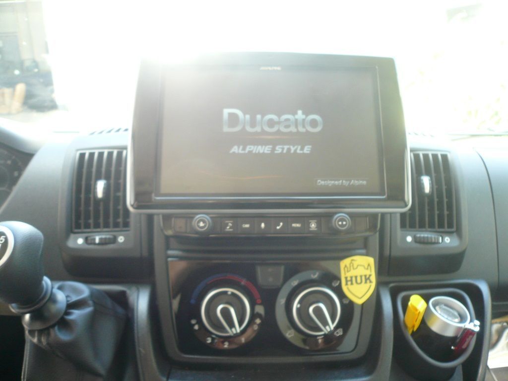 Alpine X903D-DU (Modell 2019) Ducato Wohnmobil 9zoll Navigation mit Rückfahrkamera montiert.