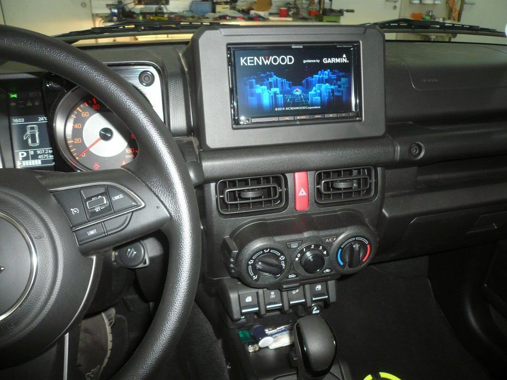 Kenwood DNX-7190DABS inkl. CMOS 230 Rückfahrkamera im aktuellen 2019er Suzuki Jimny nachgerüstet.