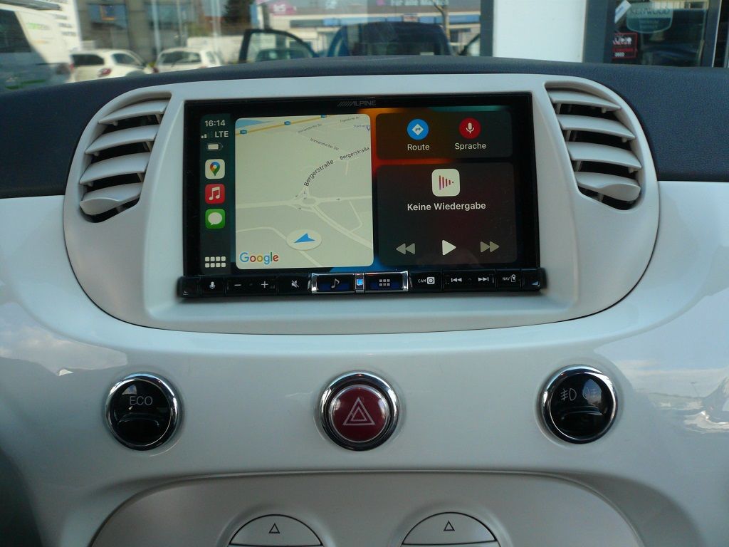 Das neue Alpine iLX-705D mit Apple CarPlay WiFi und Rückfahrkamera im Fiat 500 Cabrio nachgerüstet.