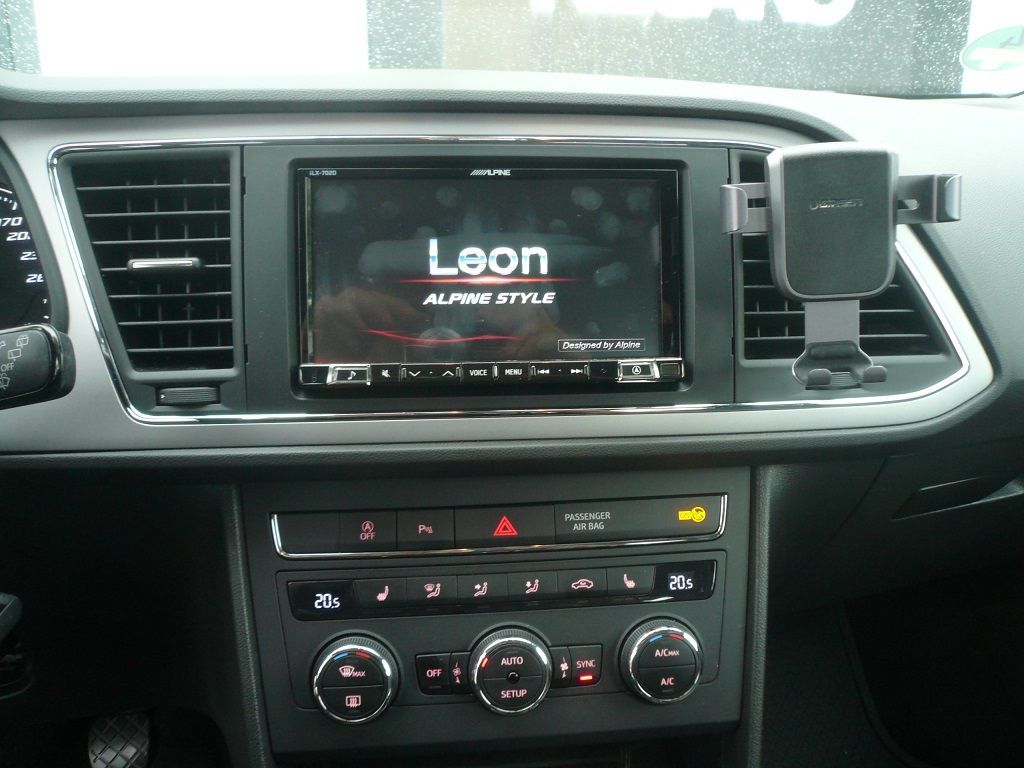 Alpine iLX702D-LEON Fahrzeugspezifischer Media-Ceiver mit Android Auto & Apple CarPay nachgerüstet.