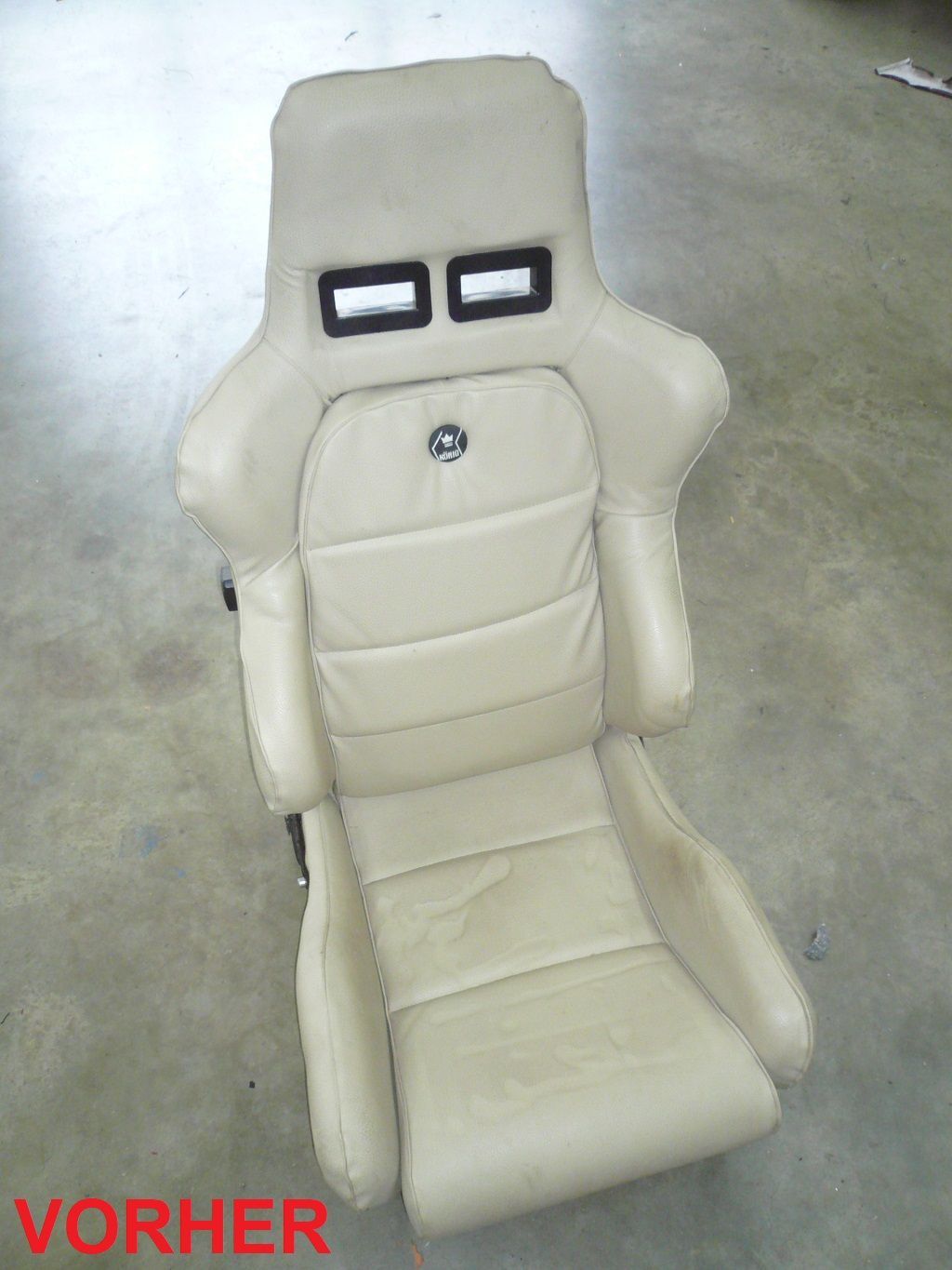 VW Jetta. Zwei König Sportsitze und Rückbank in Kunstleder schwarz mit roten Nähten neu bezogen.