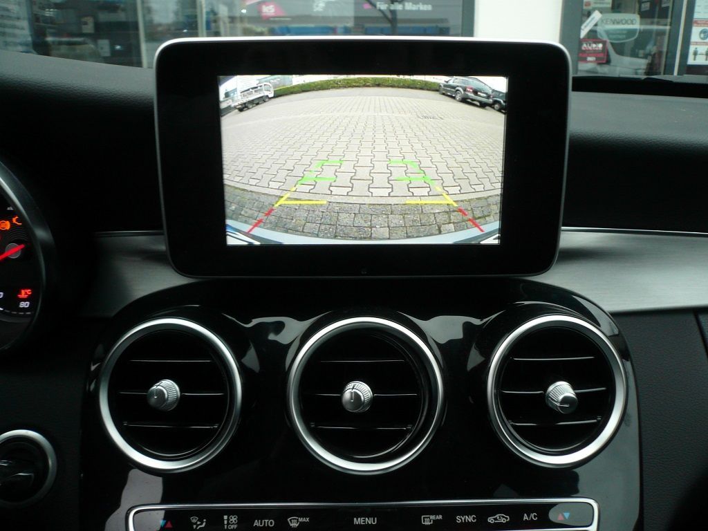 Griffleisten Rückfahrkamera an das OEM Commad NTG 4.5 Online angebunden und montiert.