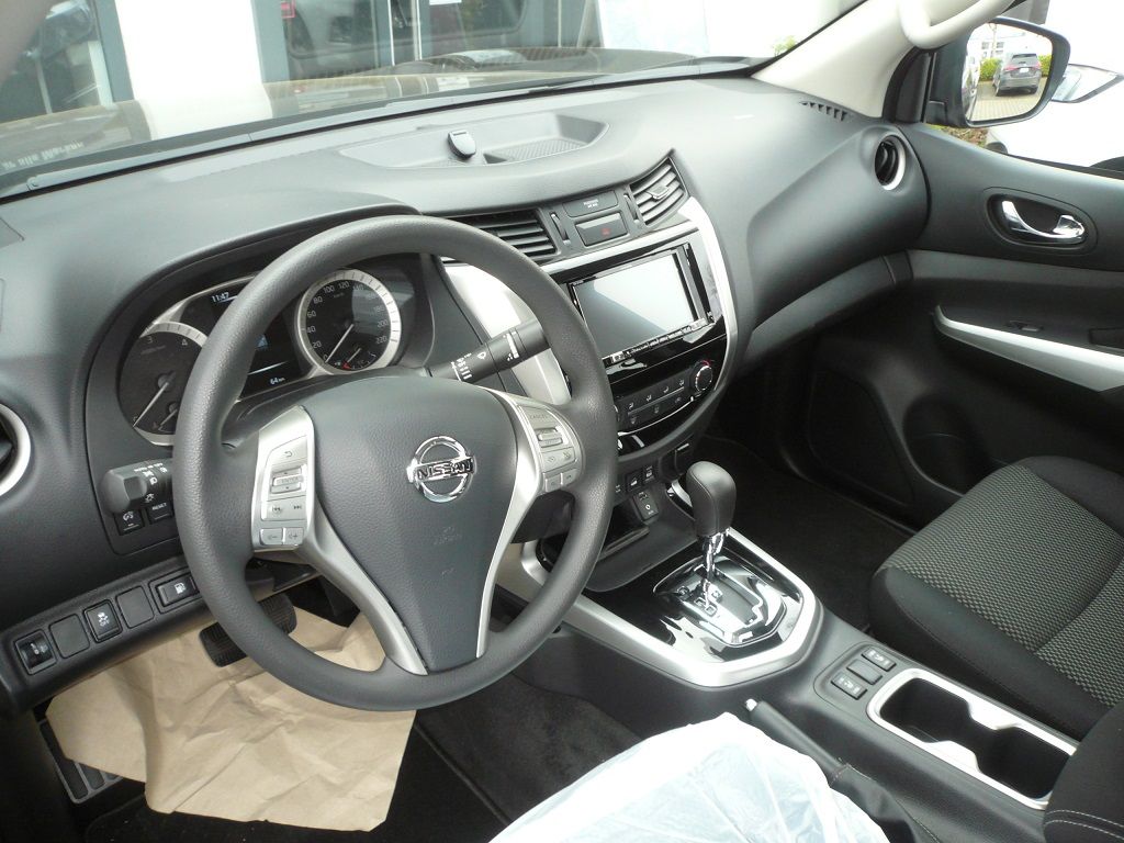 Alpine INE-W720D Doppel-DIN-Navigation mit Rückfahrkamera in einem neuen Nissan Navara (Neufahrzeug) nachgerüstet.